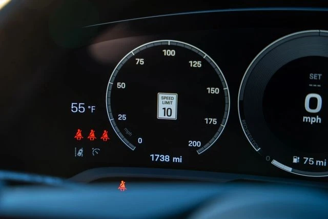 2025 Porsche Taycan - Image 15 of 18