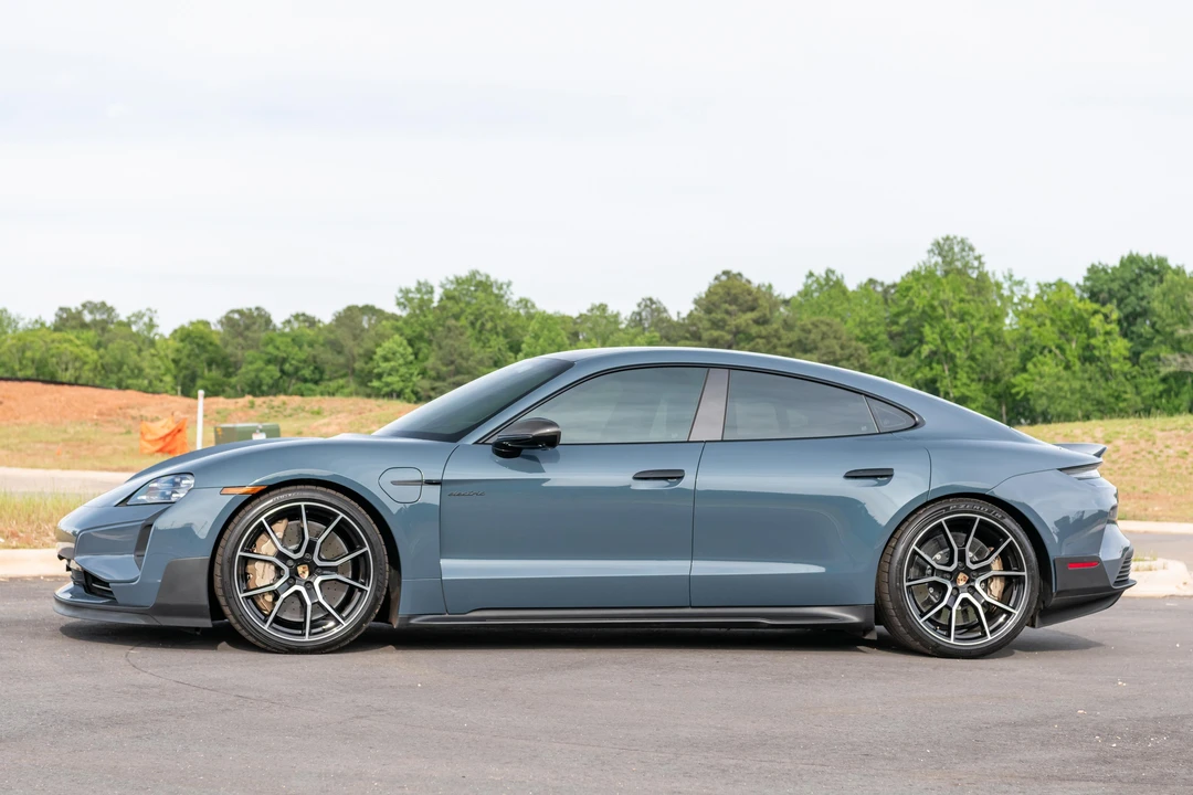 2025 Porsche Taycan Turbo GT - Image 9 of 31