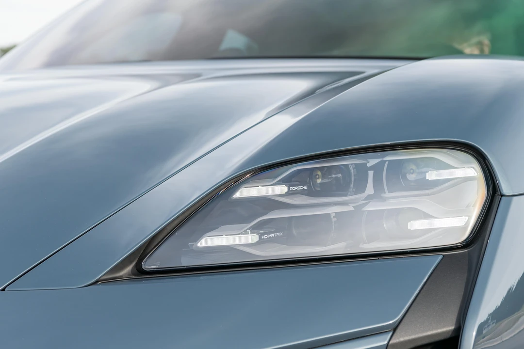 2025 Porsche Taycan Turbo GT - Image 14 of 31