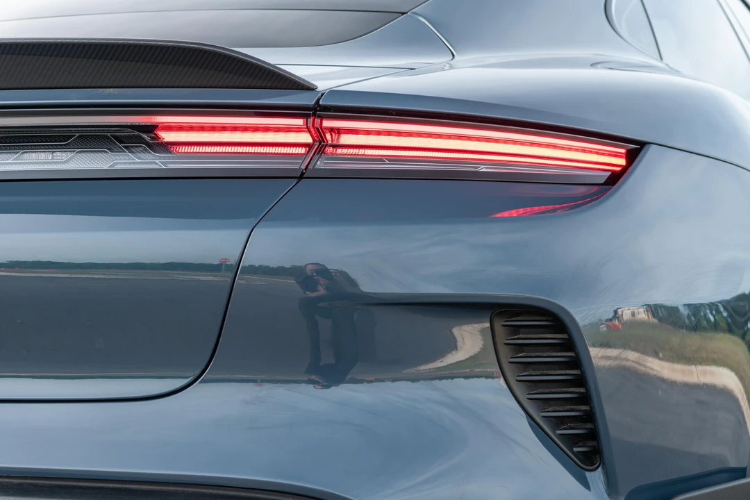 2025 Porsche Taycan Turbo GT - Image 18 of 31
