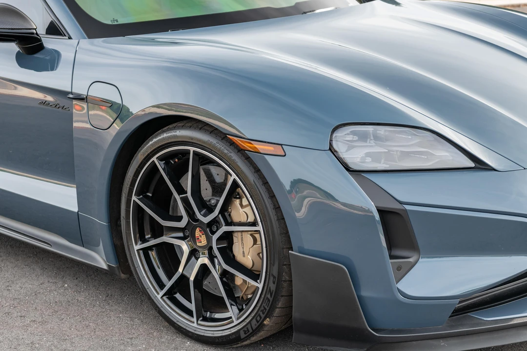 2025 Porsche Taycan Turbo GT - Image 25 of 31