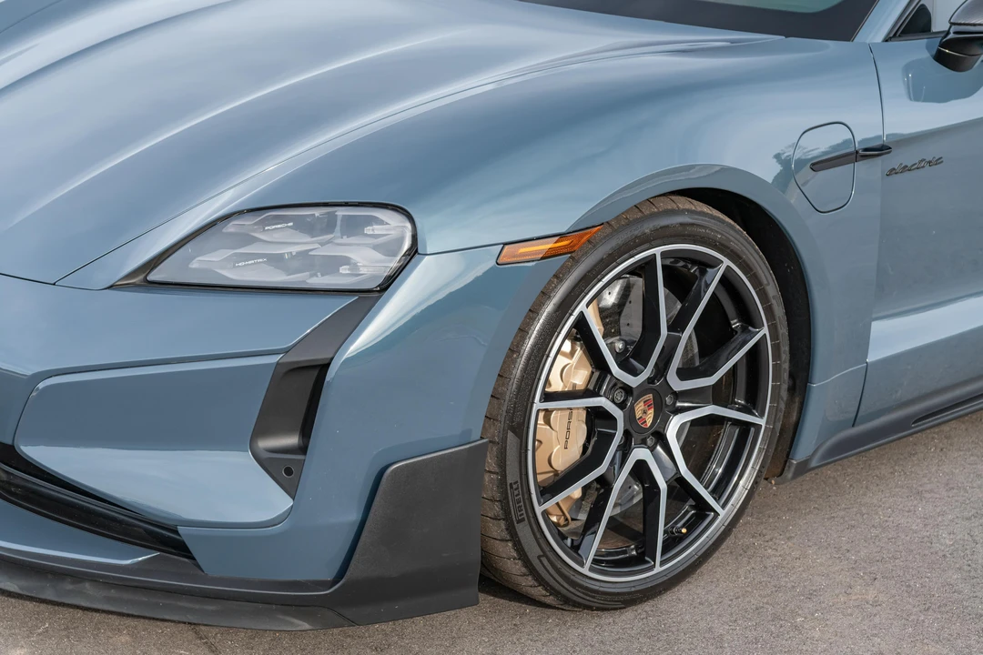 2025 Porsche Taycan Turbo GT - Image 26 of 31