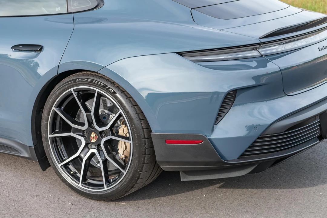 2025 Porsche Taycan Turbo GT - Image 27 of 31
