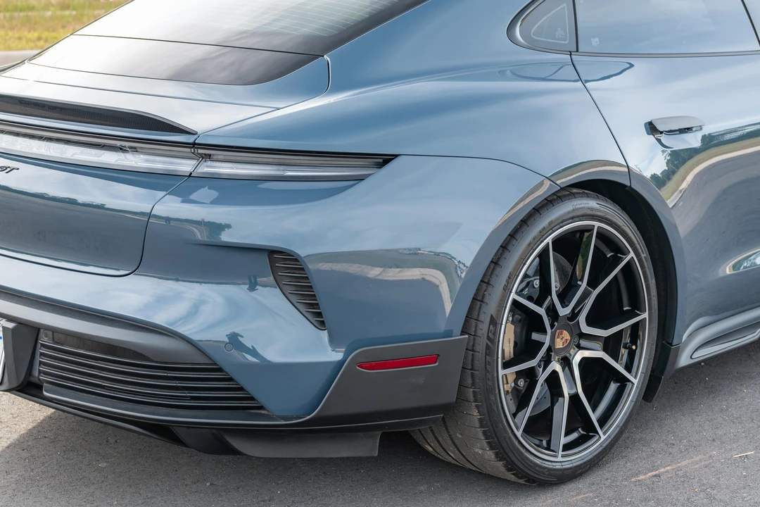 2025 Porsche Taycan Turbo GT - Image 28 of 31