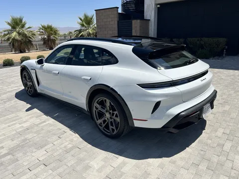 2025 Porsche Taycan Cross Turismo - Image 4 of 31