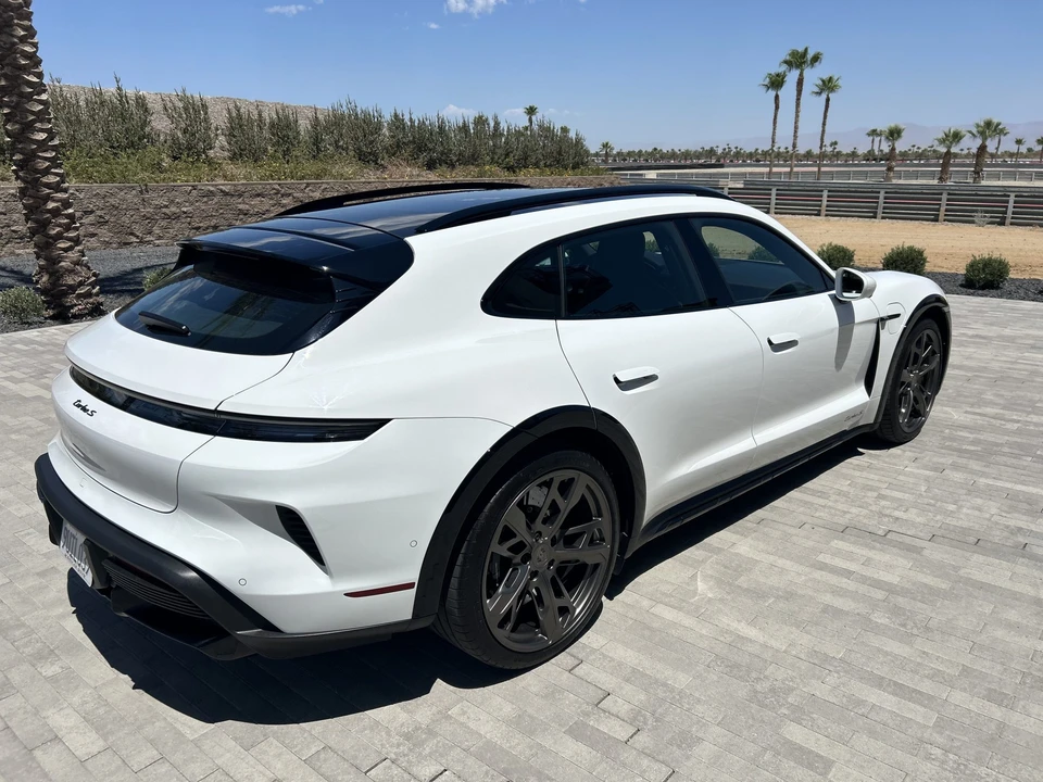 2025 Porsche Taycan Cross Turismo - Image 7 of 31