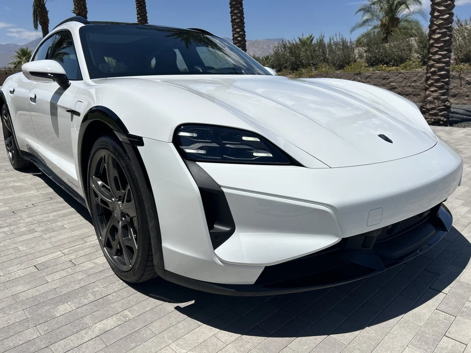 2025 Porsche Taycan Cross Turismo - Image 11 of 31