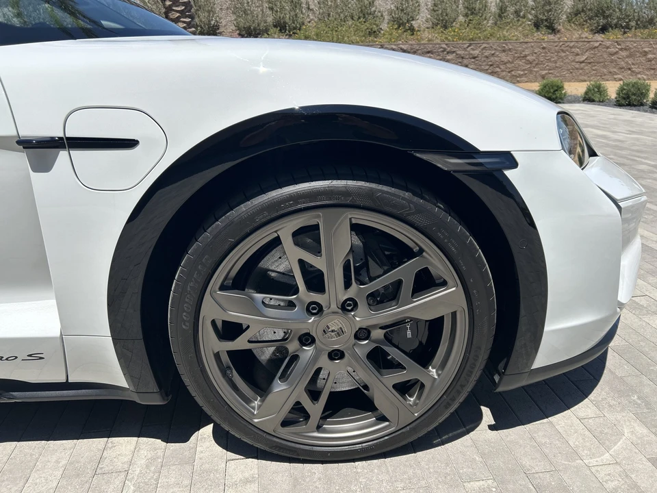 2025 Porsche Taycan Cross Turismo - Image 28 of 31
