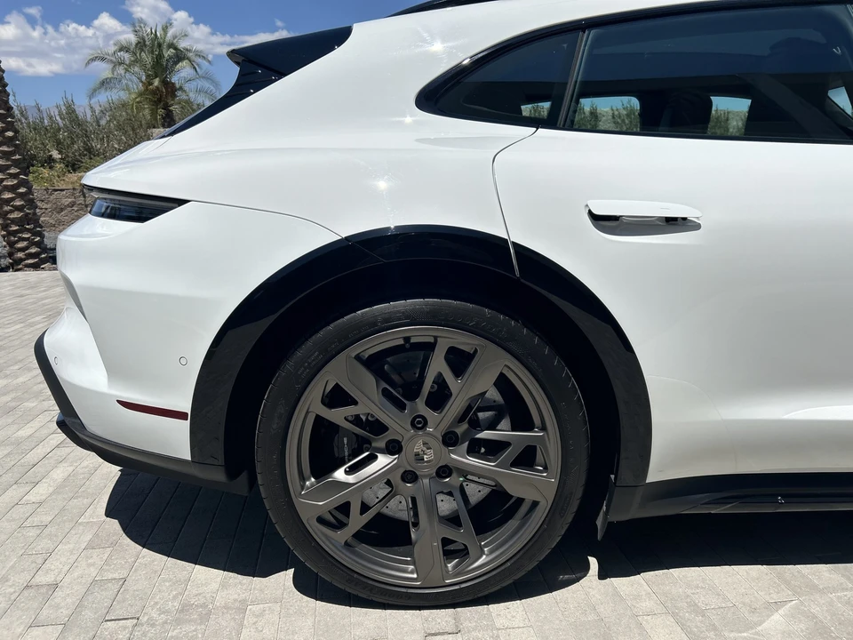 2025 Porsche Taycan Cross Turismo - Image 23 of 31