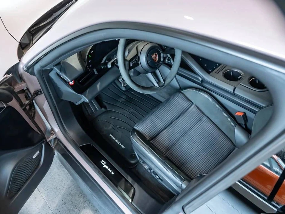 2025 Porsche Taycan - Image 4 of 5