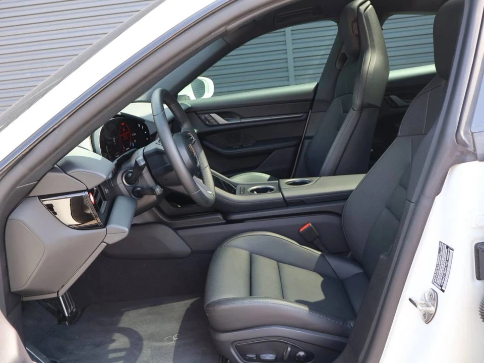 2025 Porsche Taycan - Image 5 of 5
