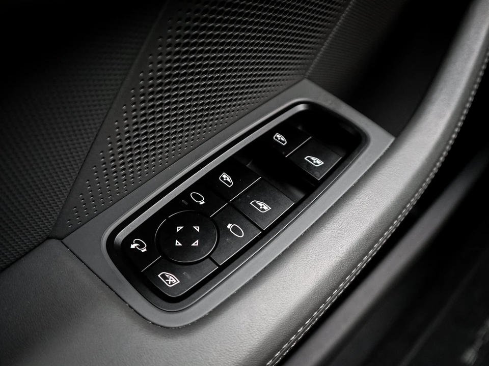 2025 Porsche Taycan - Image 15 of 31