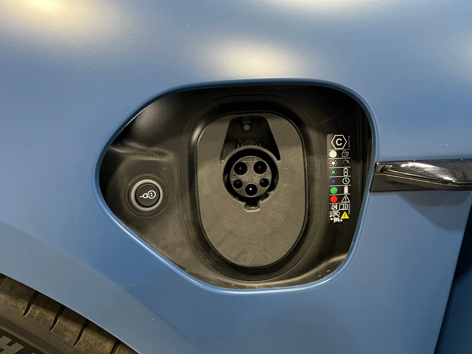 2025 Porsche Taycan - Image 10 of 31