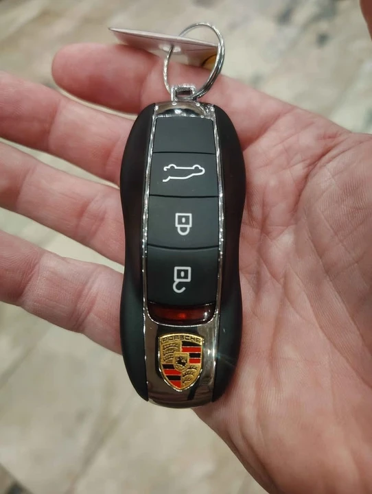 2025 Porsche Macan - Image 2 of 6