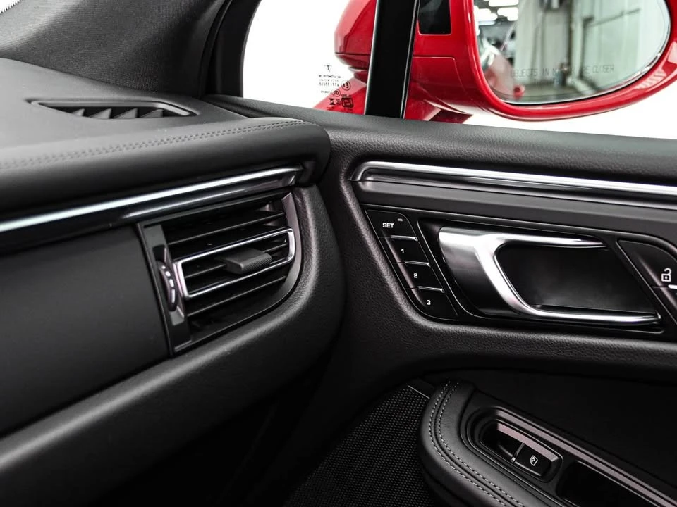 2025 Porsche Macan - Image 19 of 20