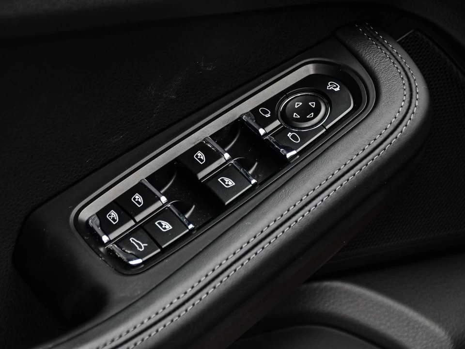 2025 Porsche Macan - Image 17 of 20