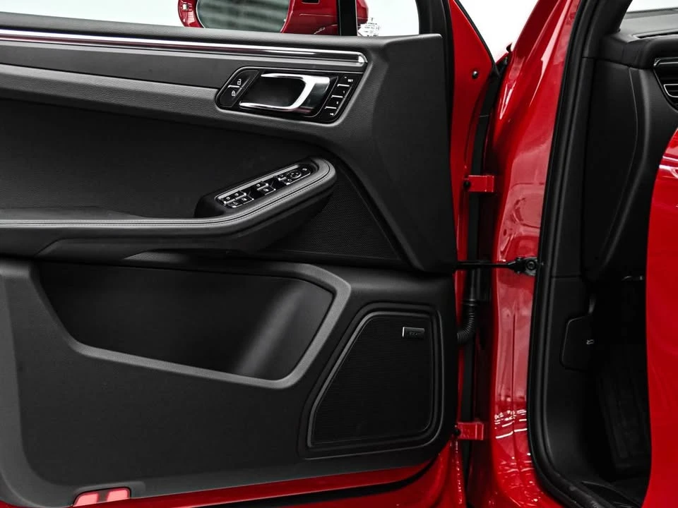 2025 Porsche Macan - Image 16 of 20
