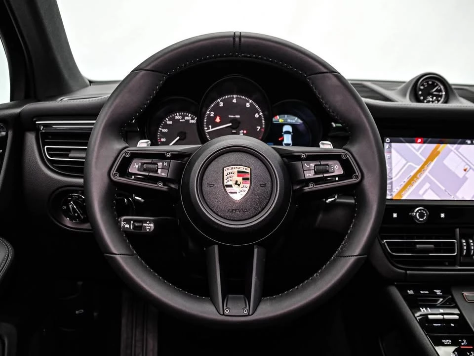 2025 Porsche Macan - Image 15 of 20