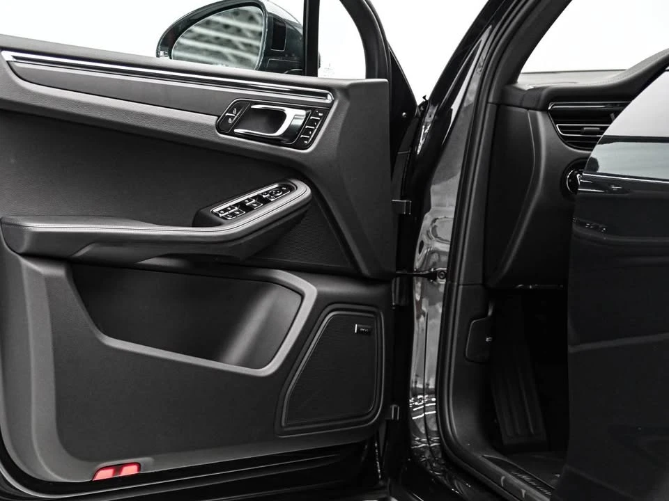 2025 Porsche Macan - Image 12 of 15