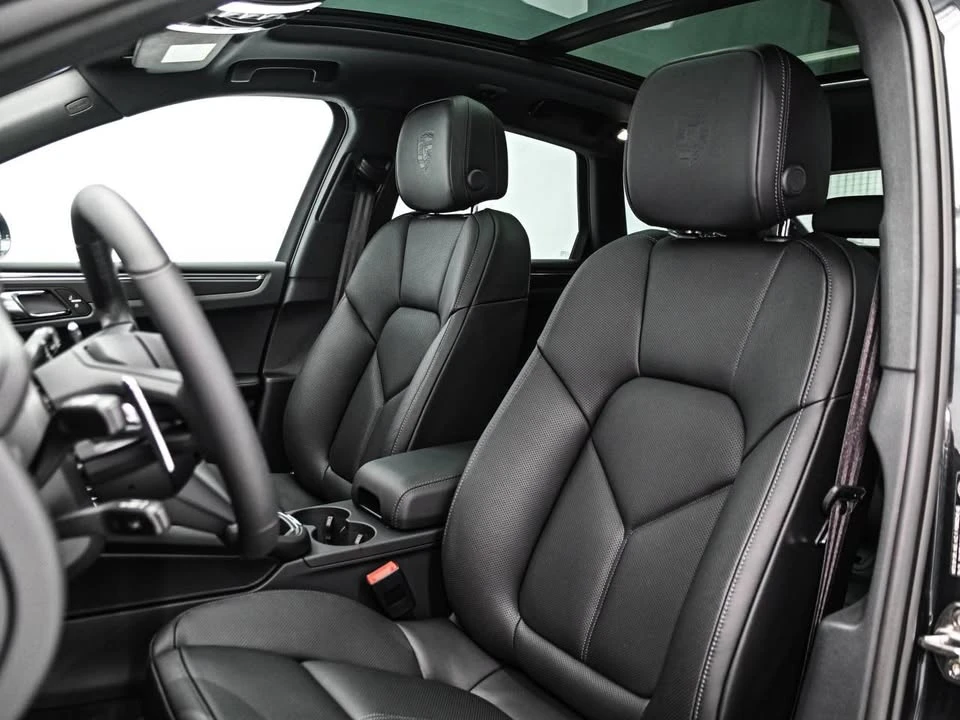 2025 Porsche Macan - Image 10 of 15