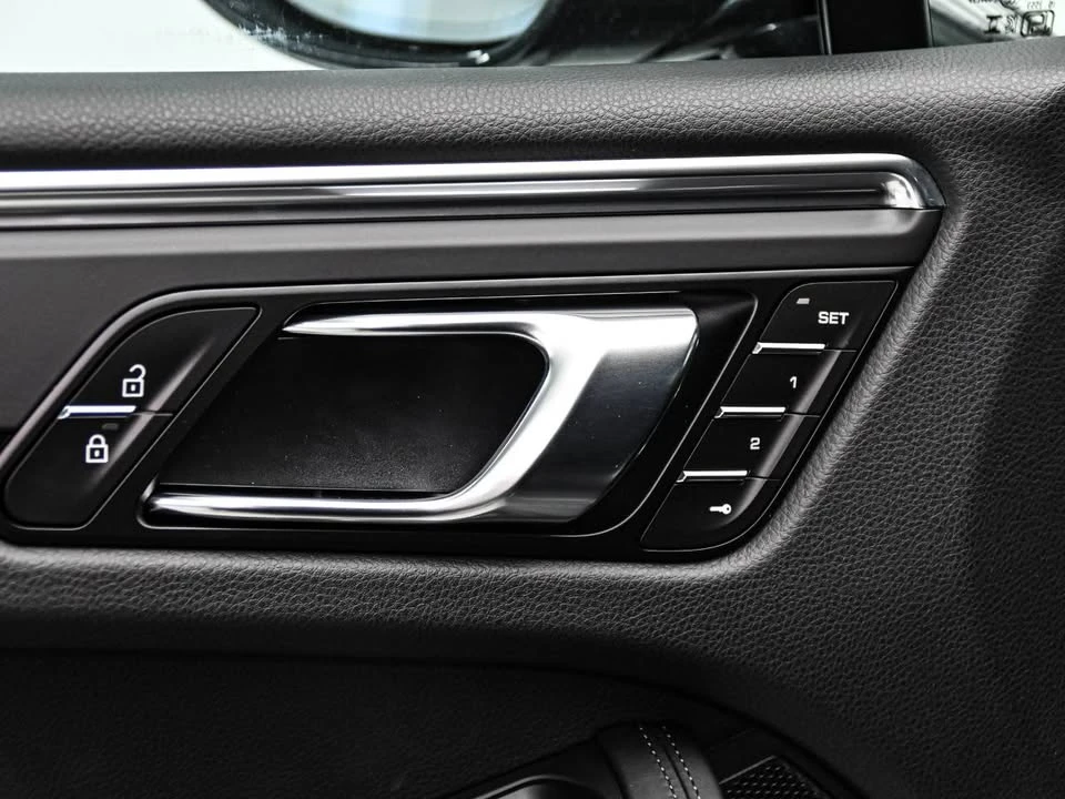2025 Porsche Macan - Image 13 of 15