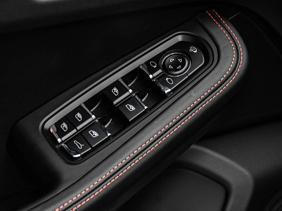 2025 Porsche Macan - Image 14 of 17