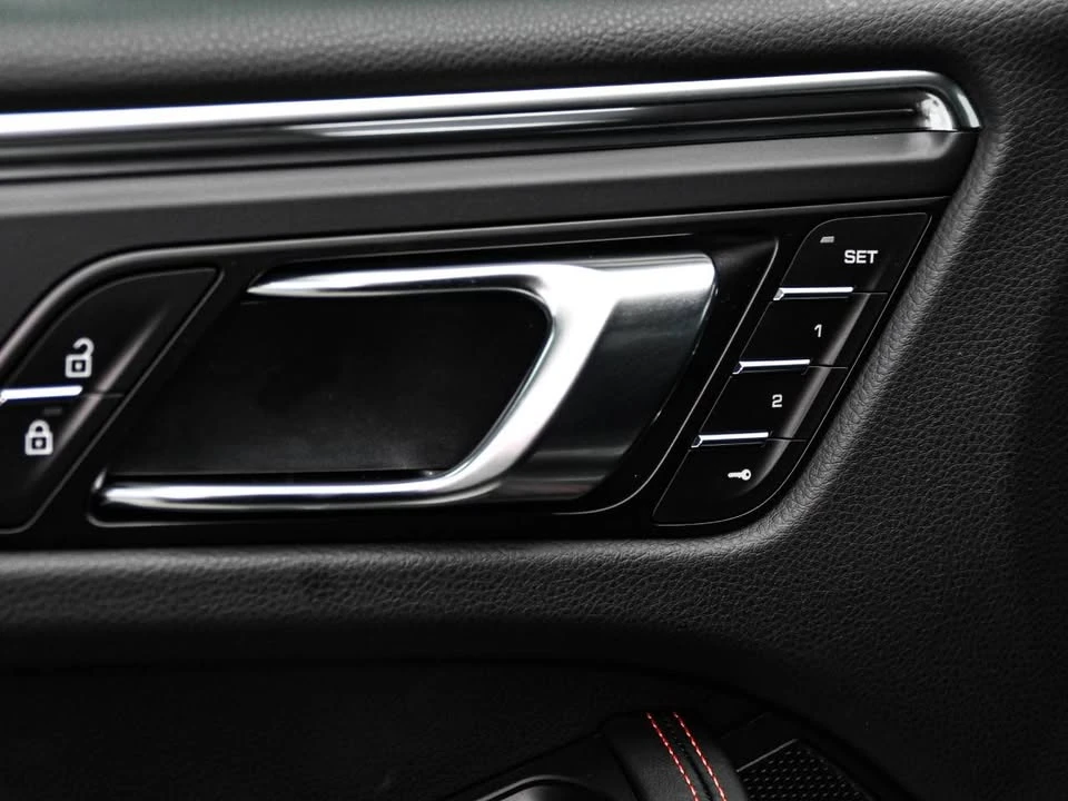 2025 Porsche Macan - Image 15 of 17