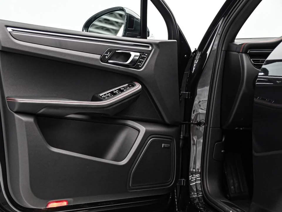 2025 Porsche Macan - Image 13 of 17