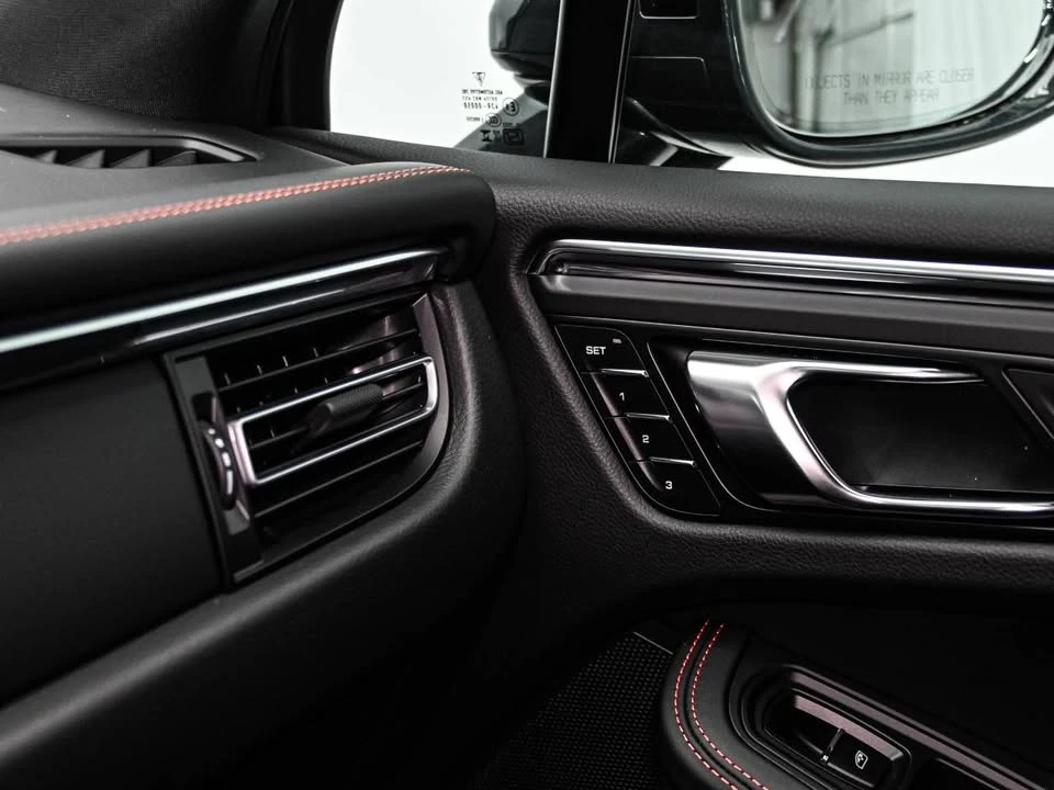 2025 Porsche Macan - Image 16 of 17
