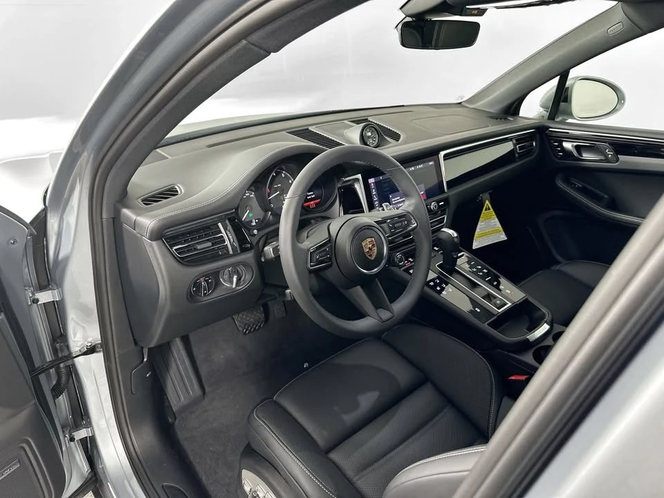 2025 Porsche Macan - Image 9 of 10
