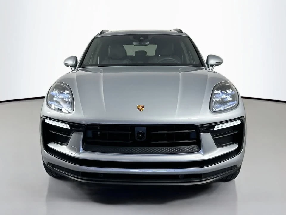2025 Porsche Macan - Image 8 of 10