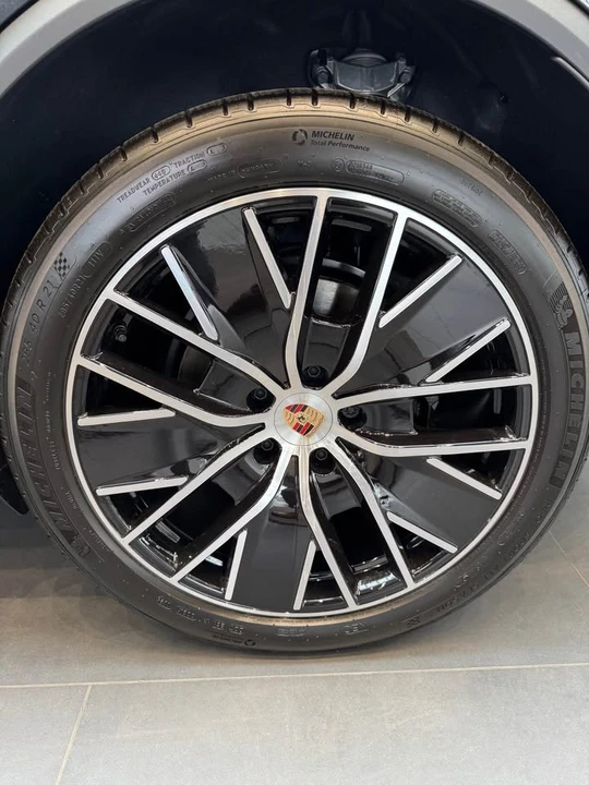 2025 Porsche Macan Electric - Image 11 of 20
