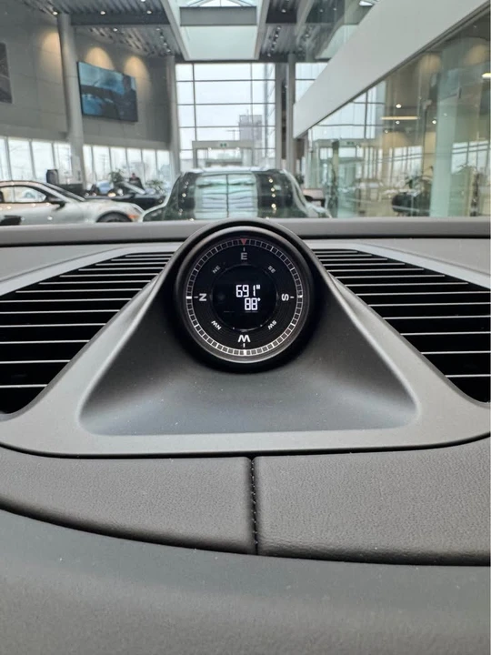 2025 Porsche Macan Electric - Image 18 of 20