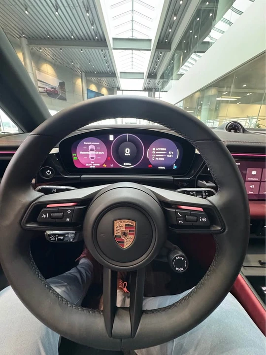 2025 Porsche Macan Electric - Image 15 of 20