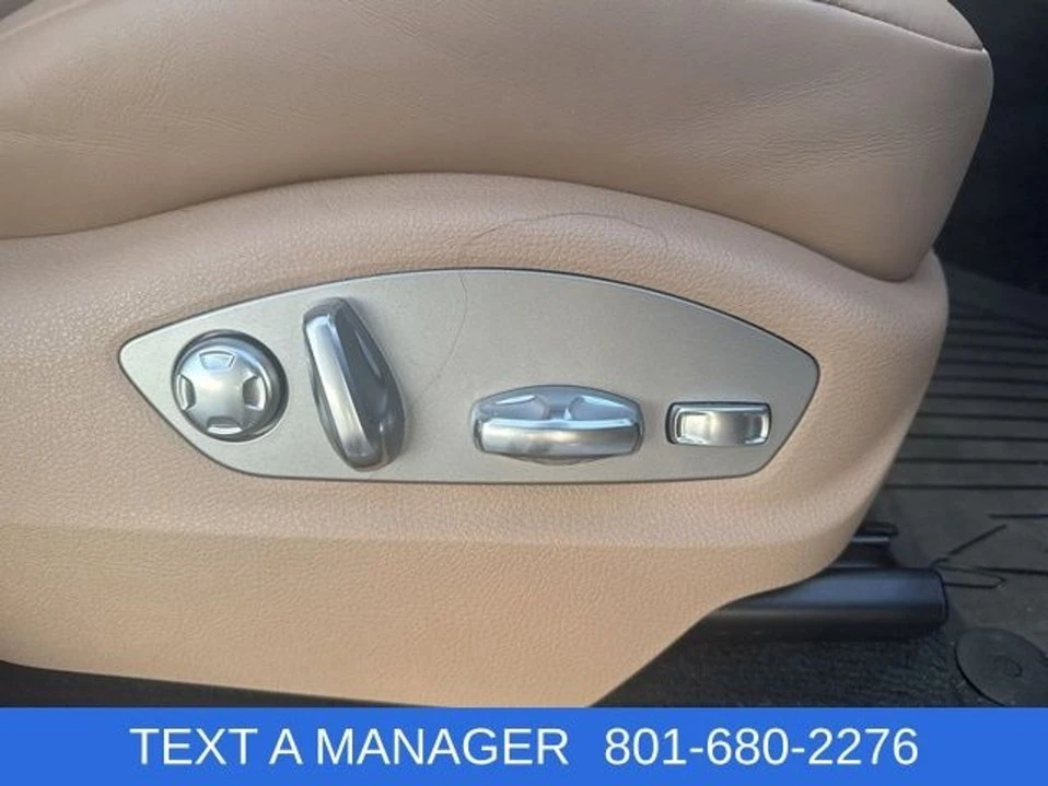 2025 Porsche Macan - Image 18 of 20