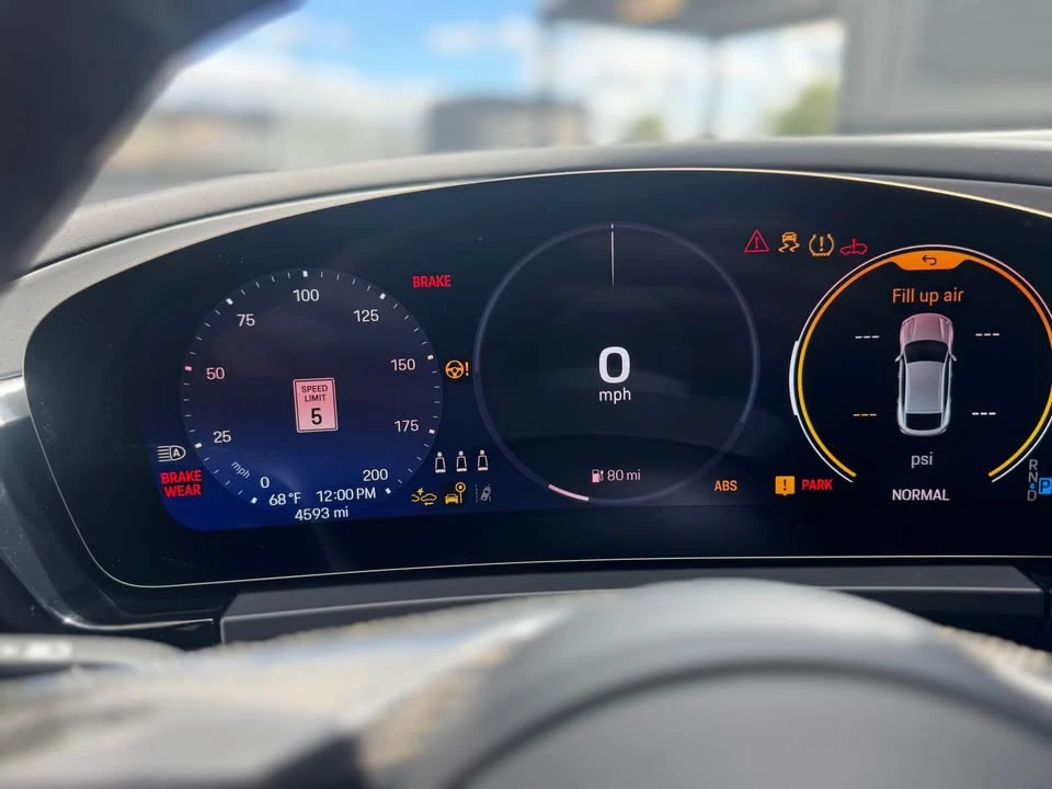 2025 Porsche Macan Electric - Image 10 of 14