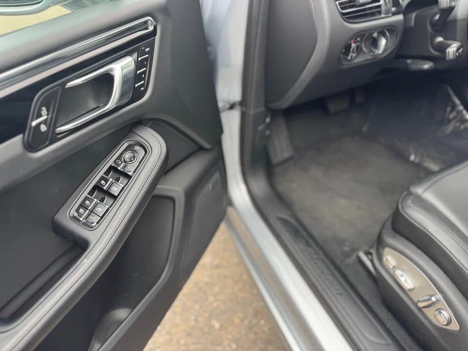2025 Porsche Macan Electric - Image 9 of 13