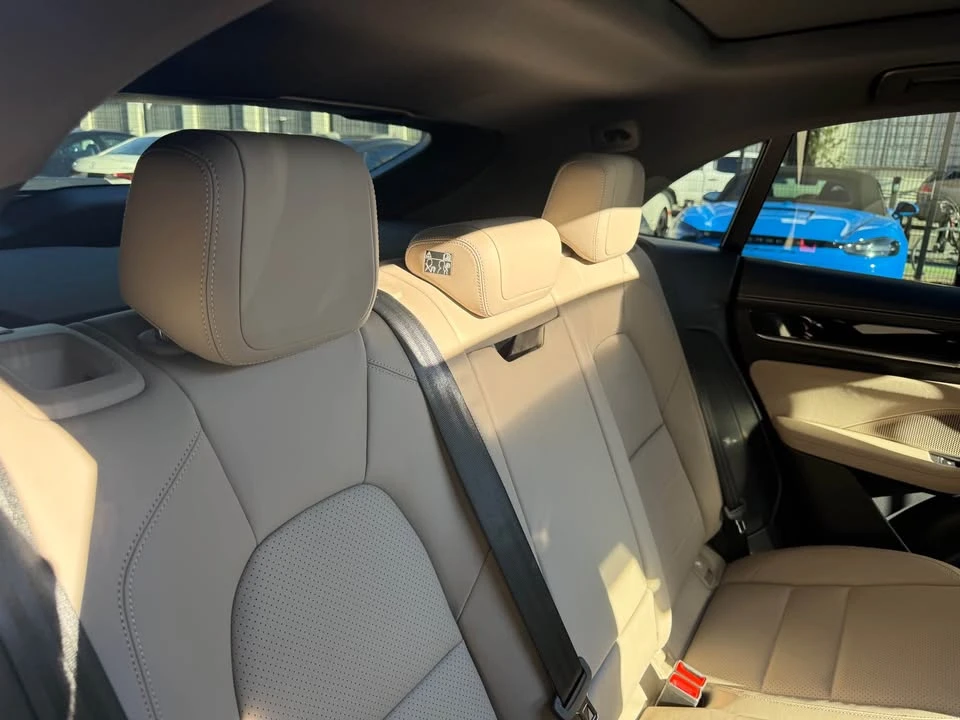 2025 Porsche Macan Electric - Image 17 of 19