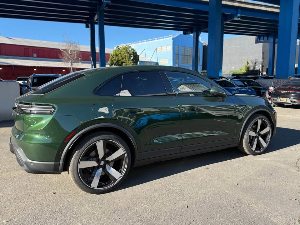 2025 Porsche Macan Electric - Image 6 of 19