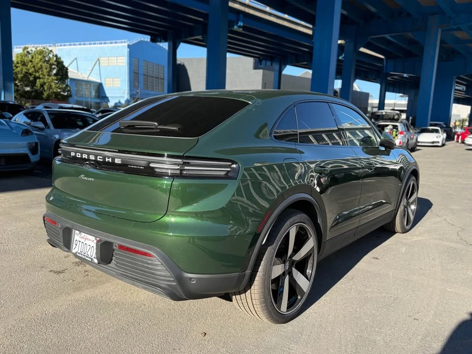 2025 Porsche Macan Electric - Image 8 of 19