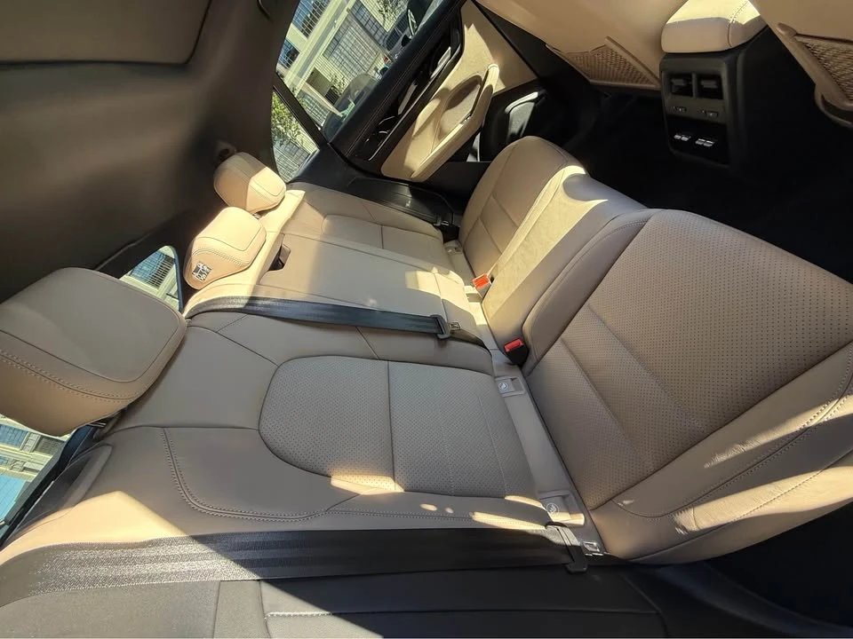 2025 Porsche Macan Electric - Image 18 of 19