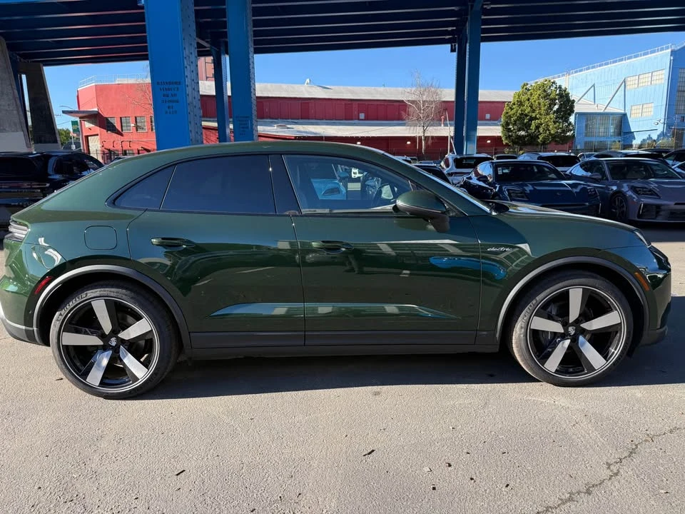 2025 Porsche Macan Electric - Image 5 of 19