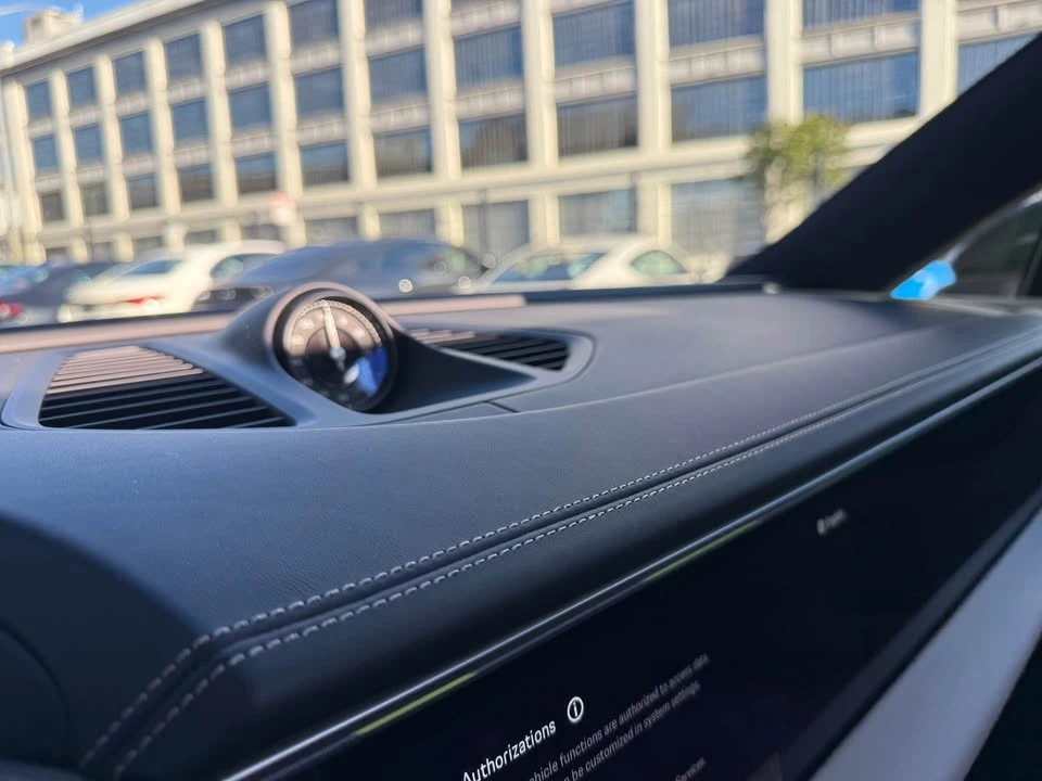 2025 Porsche Macan Electric - Image 11 of 19