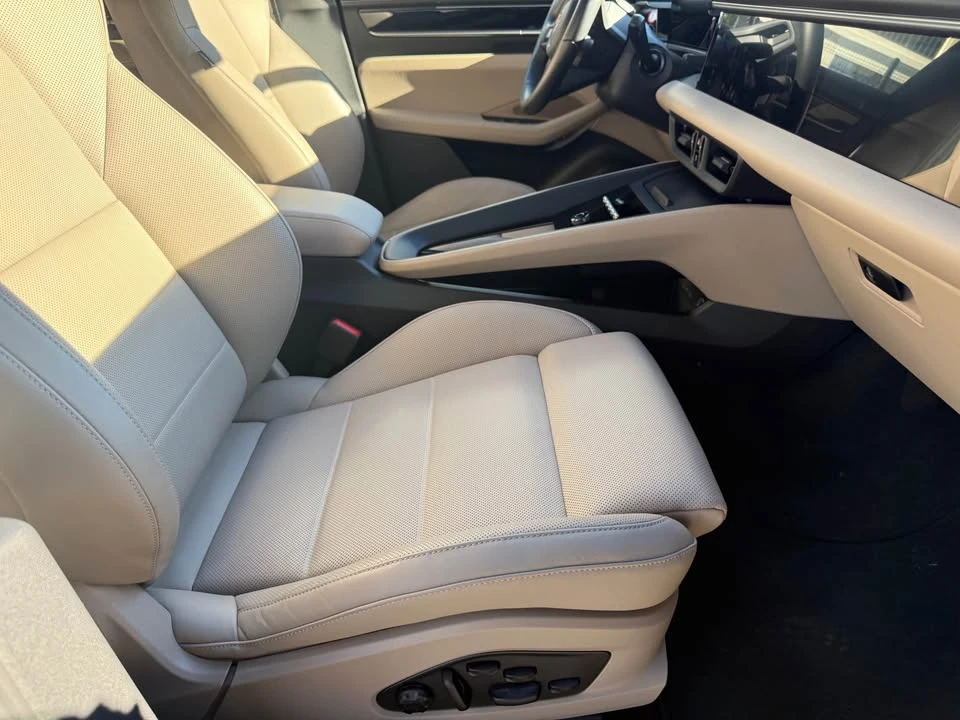 2025 Porsche Macan Electric - Image 16 of 19