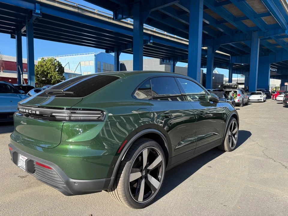 2025 Porsche Macan Electric - Image 7 of 19