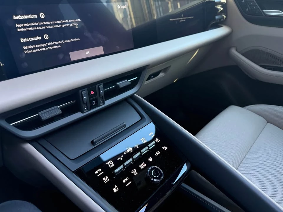 2025 Porsche Macan Electric - Image 12 of 19
