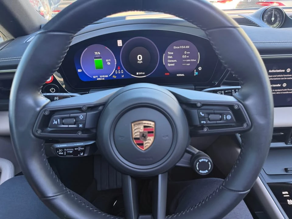 2025 Porsche Macan Electric - Image 10 of 19