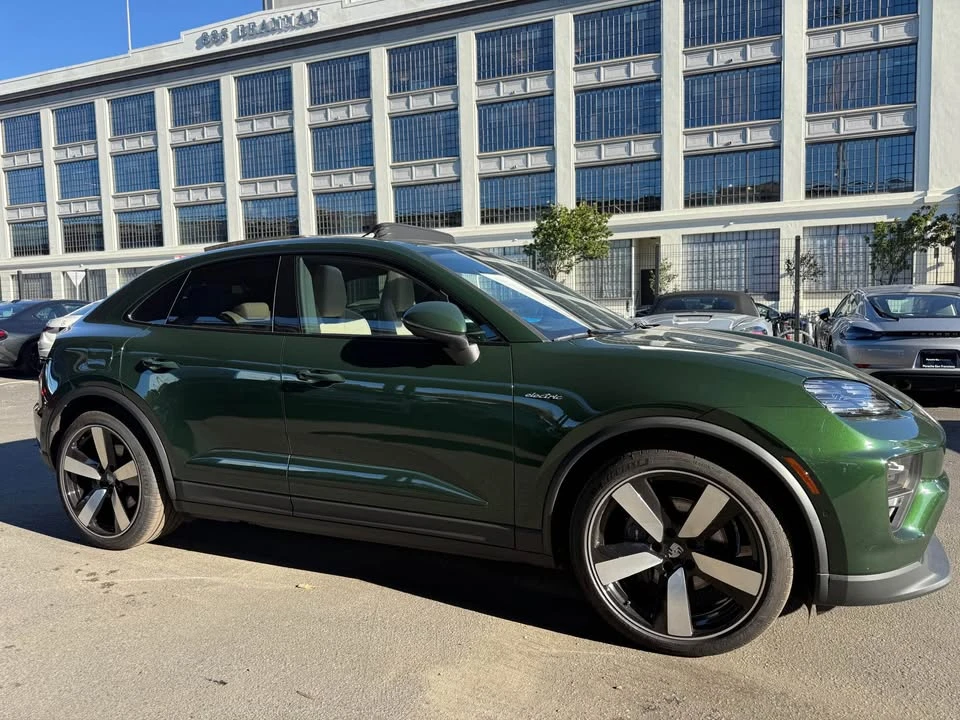 2025 Porsche Macan Electric - Image 4 of 19