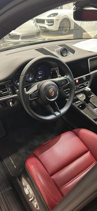 2025 Porsche Macan - Image 15 of 19