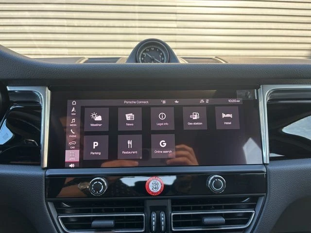 2025 Porsche Macan - Image 19 of 20